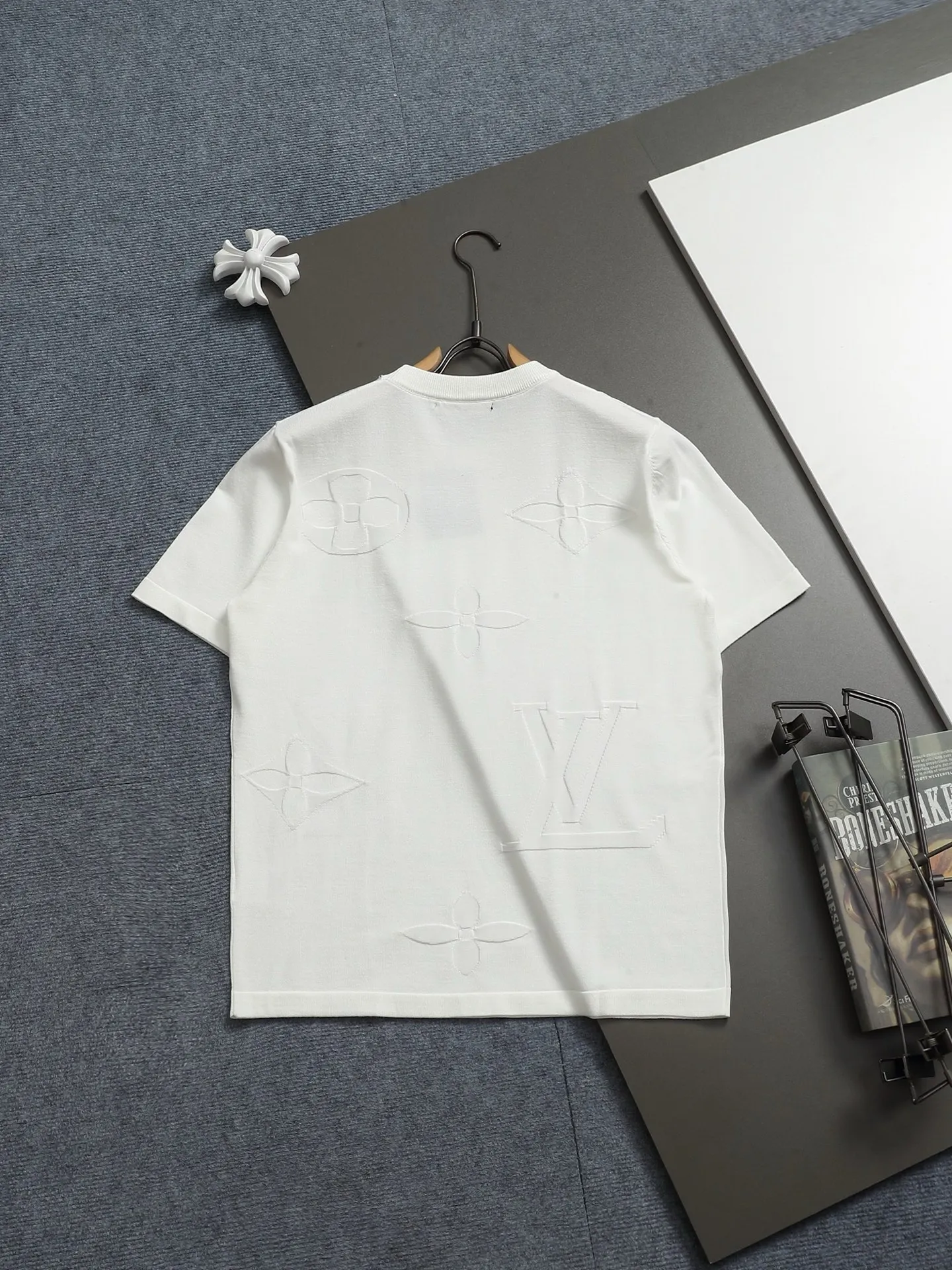 🅿️220 Louis Vuitton/Louis Vuitton Sweater jacquard towel embroidery The large logo is exquisitely upgraded, inspired by the retro embroidery of the 1980s. The original fabric is the same as the official short-sleeved T-shirt. The fabric is dyed in the same vat. It feels very comfortable. The latest brick cabinet synchronization for spring and summer. Fashionable and personalized. Super versatile and good-looking. It is very suitable for both men and women. A must-have for everyone. Hang tag. Collar label. Washed wheat. Complete with three labels. Color: black white. Size: S M L XL